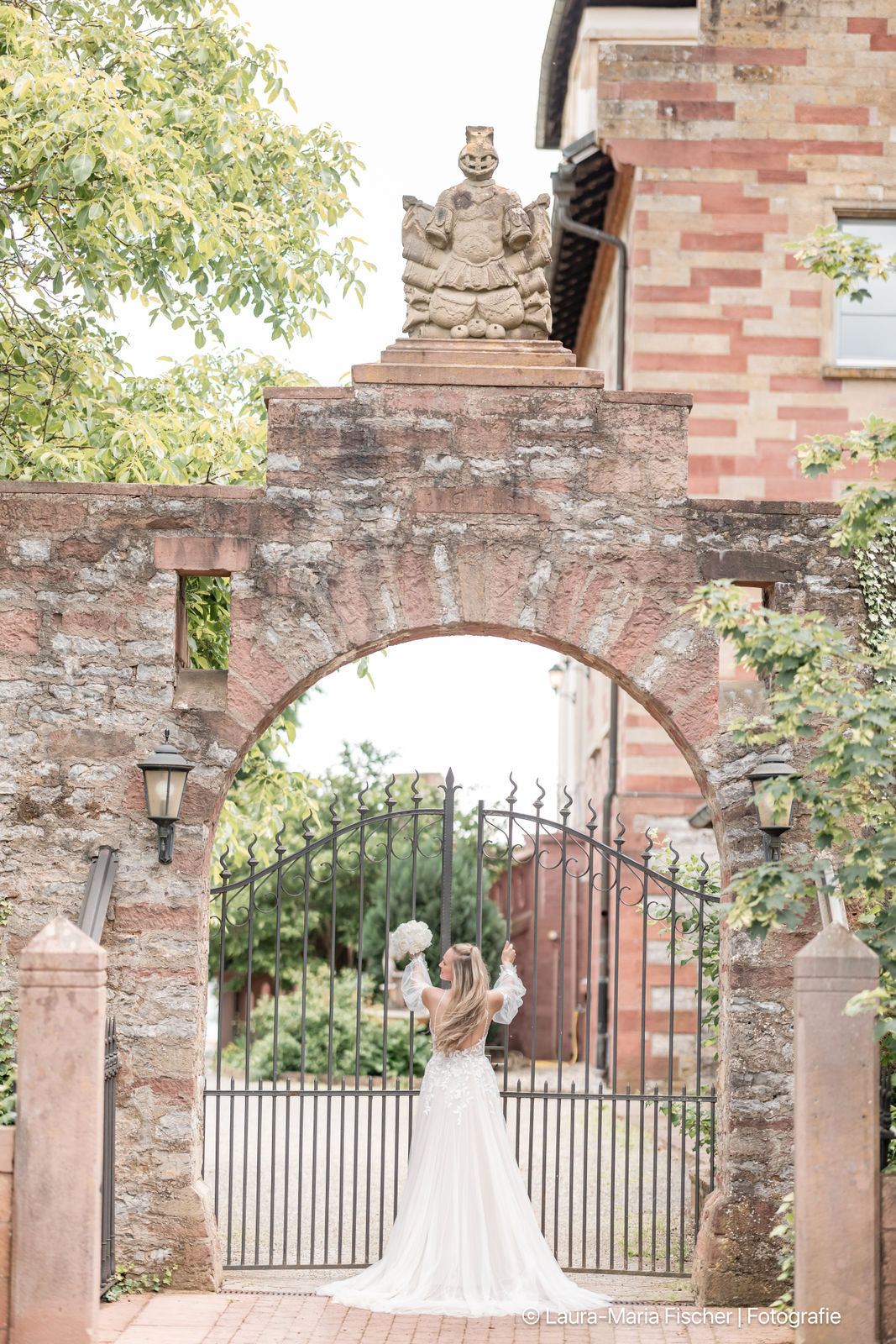 Braut am historischen Tor des Schlosses