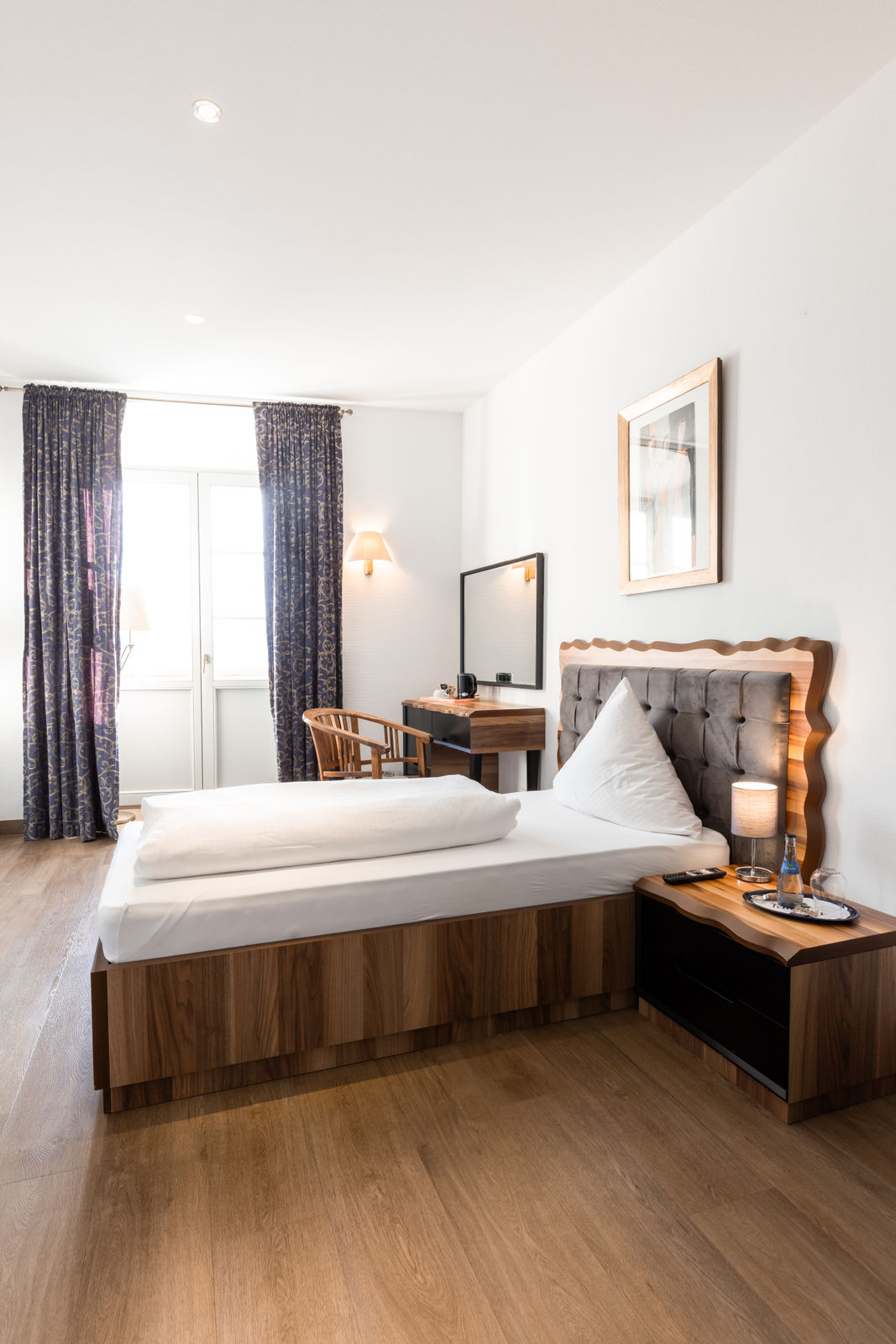 Doppelzimmer mit Polsterkopfteil und Schreibtisch