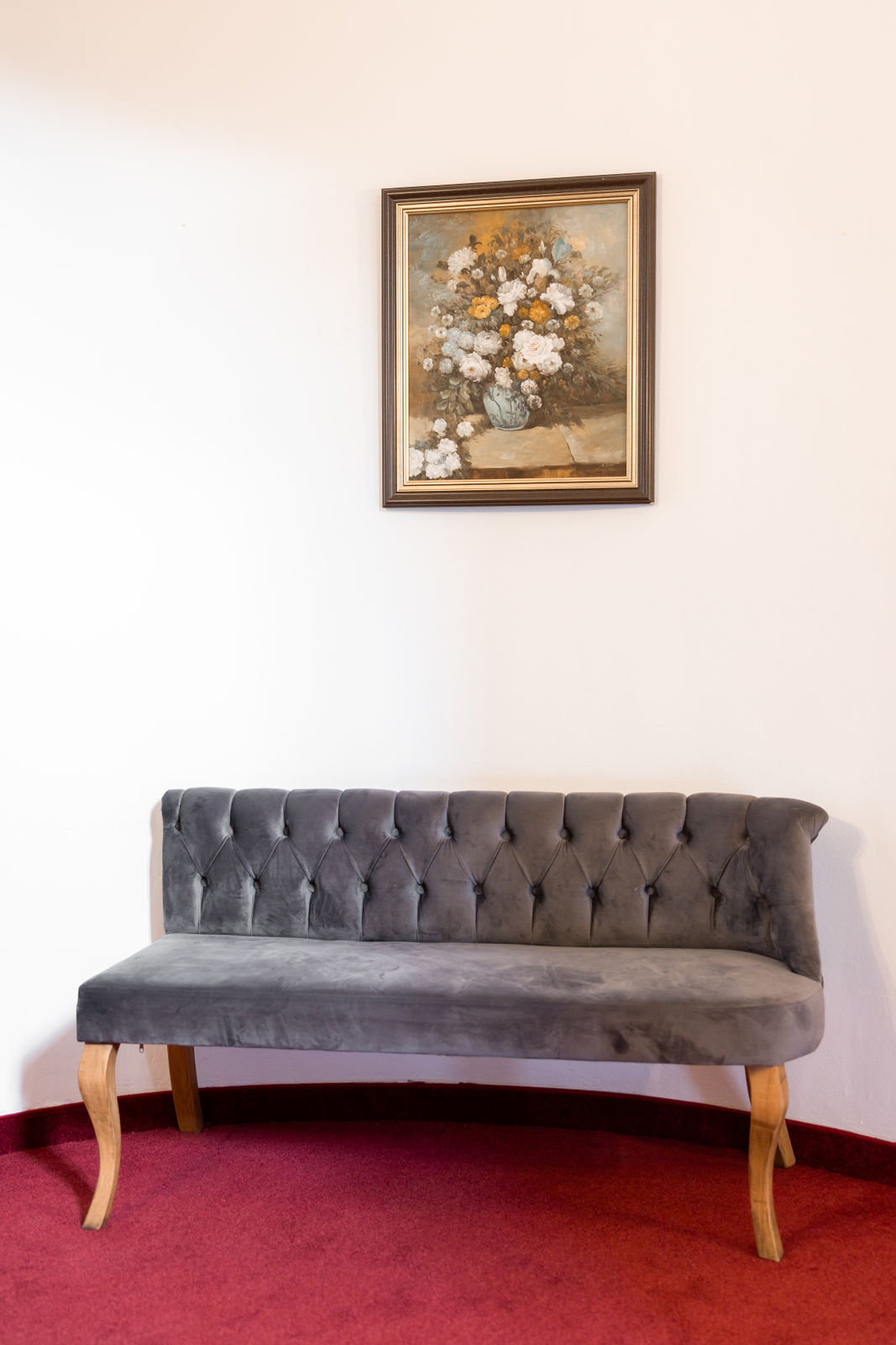 Sitzbank im Loungebereich des Schlosses