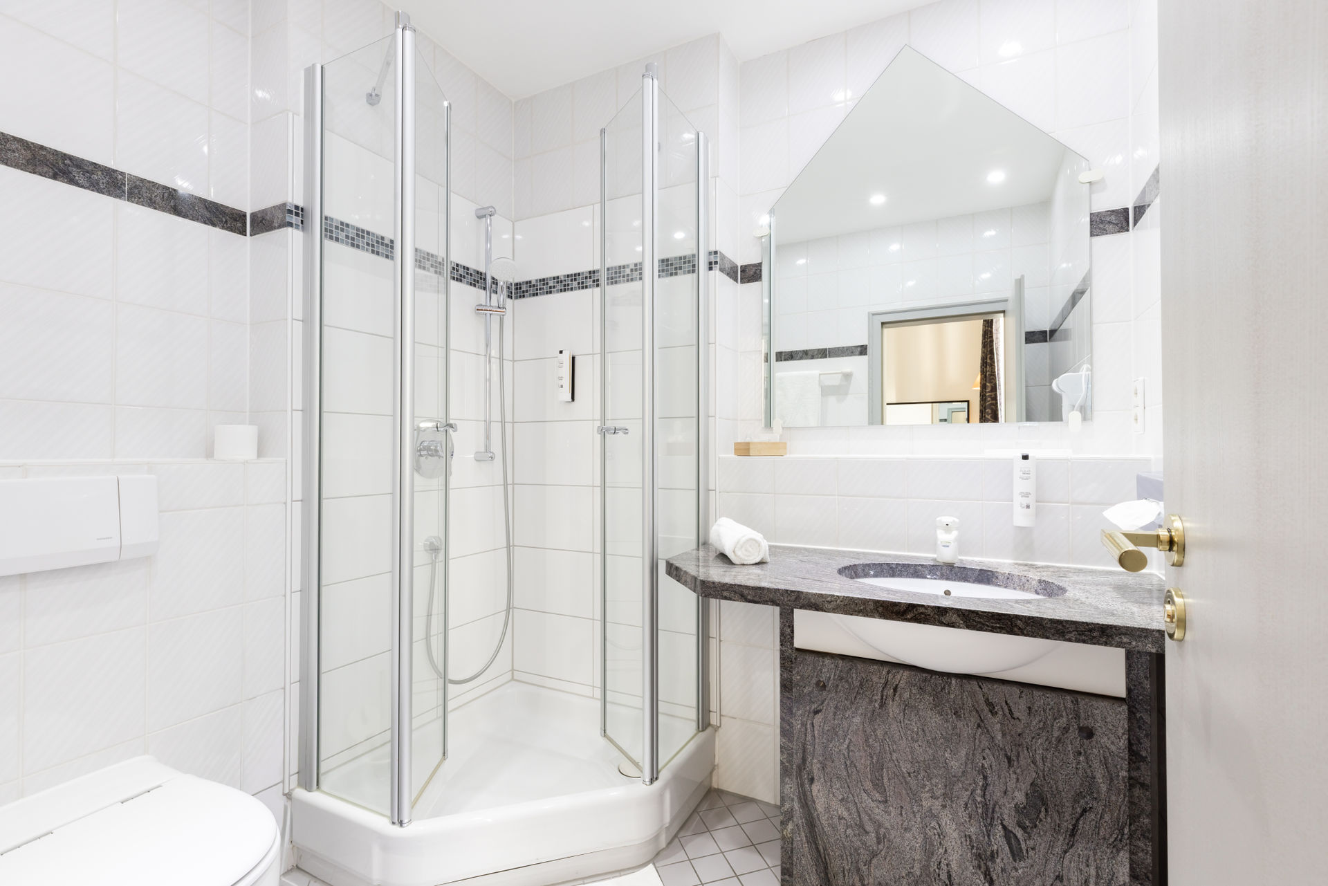 Dusche mit Glaskabine im Schlosshotel