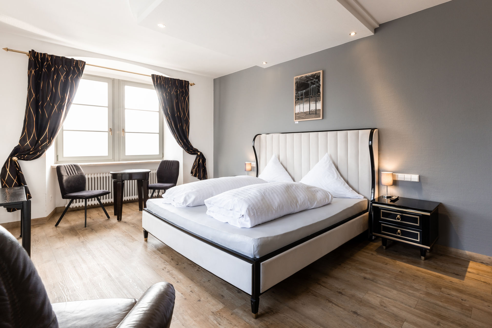 Doppelzimmer mit Sitzecke am Fenster