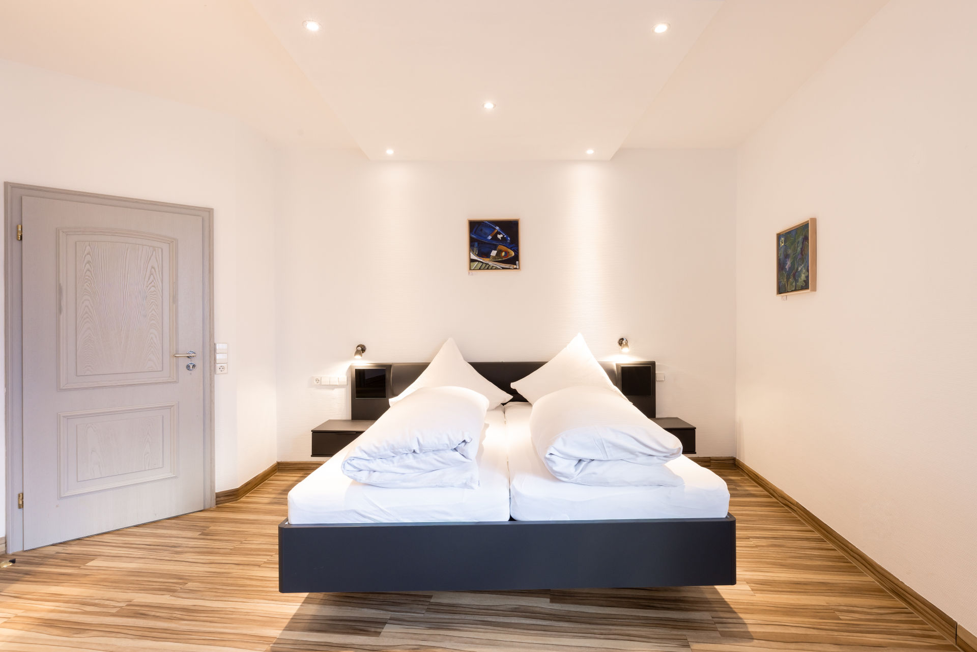 Helles Doppelzimmer mit Holzboden