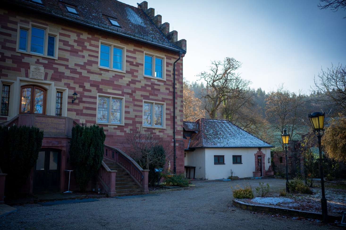 Beleuchteter Innenhof von Schloss Neuburg in der Dämmerung