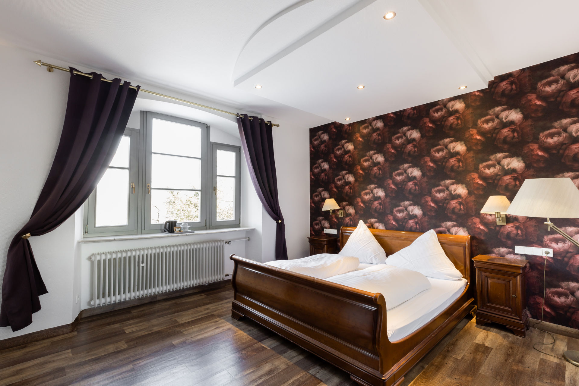 Doppelzimmer mit Holzbett im Schloss Neuburg