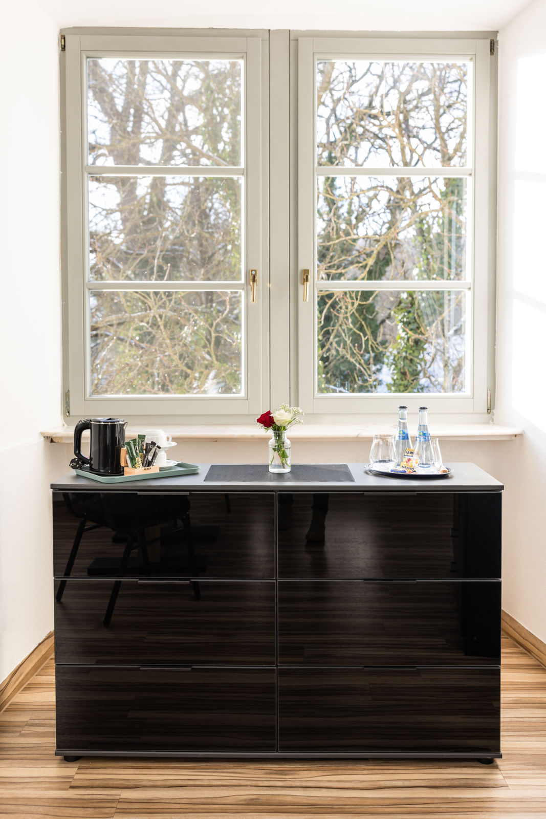 Zimmerfenster mit Blick in den Schlosspark