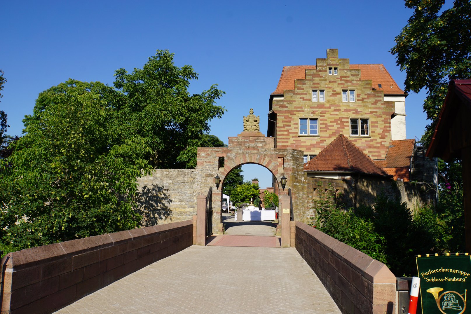 Steinbrücke und Torbogen von Schloss Neuburg in Obrigheim