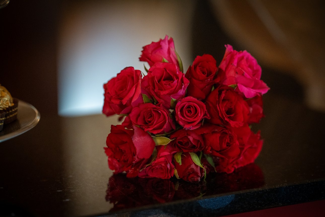 Roter Rosenstrauß als Tischschmuck
