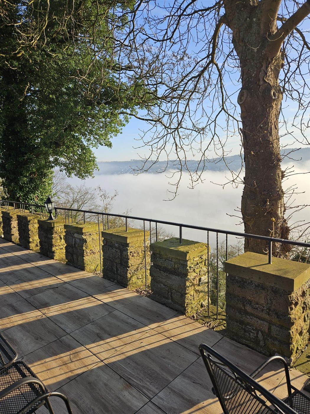 Terrasse von Schloss Neuburg mit Blick über das Neckartal
